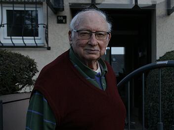 Walter Buri vor seinem Haus in Höchberg bei Würzburg. Am 5. April 1945 erlebte er in Römershag die Hölle.  Foto: Steffen Standke