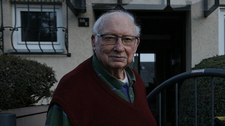 Walter Buri vor seinem Haus in H&ouml;chberg bei W&uuml;rzburg. Am 5. April 1945 erlebte er in R&ouml;mershag die H&ouml;lle.  Foto: Steffen Standke