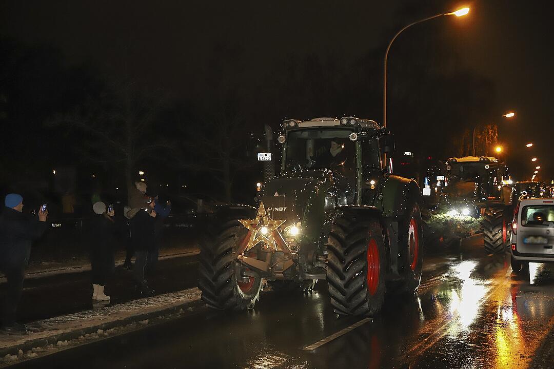 In Kulmbach durfte die beliebte Lichterfahrt der Traktoren stattfinden.