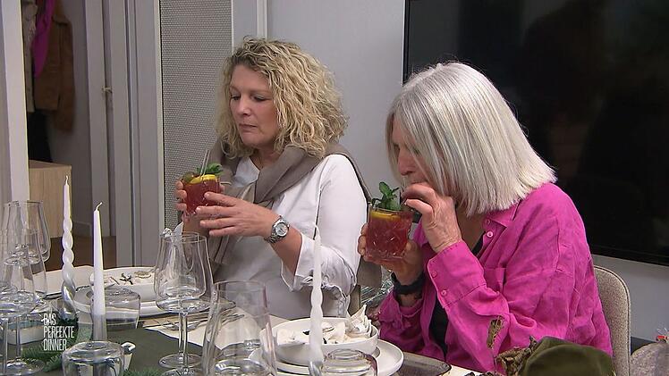 Katja (links) und Moni genießen ihren Aperitif.