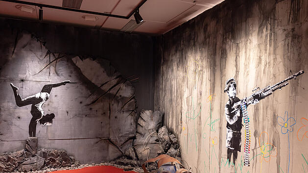 Das Bild dieses M&auml;dchens im Handstand spr&uuml;hte Banksy auf die Wand eines kriegszerst&ouml;rten Hauses in der Ukraine.