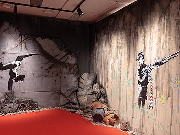Das Bild dieses Mädchens im Handstand sprühte Banksy auf die Wand eines kriegszerstörten Hauses in der Ukraine.