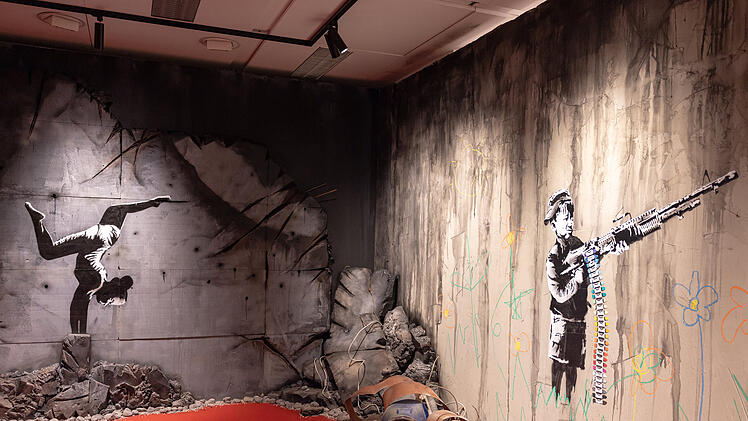Das Bild dieses Mädchens im Handstand sprühte Banksy auf die Wand eines kriegszerstörten Hauses in der Ukraine.