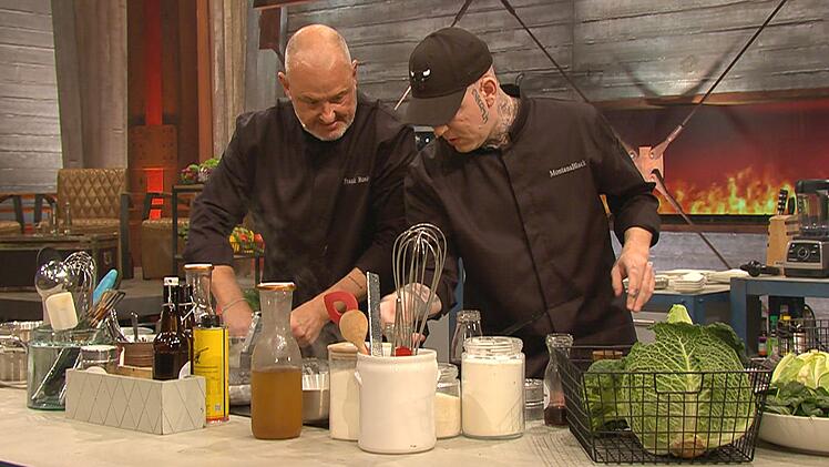 F&uuml;r den Hauptgang (Lamm mit Kartoffelbeilage und Gem&uuml;se) holen sich die K&ouml;che Verst&auml;rkung. Rosin lud seinen Kumpel, den Streamer MontanaBlack, ein.