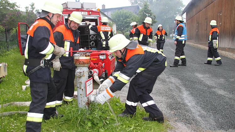 Die Katschenreuther Wehr ist zuerst am "Brandort". Aus der Scheune dringt bereits Rauch.  Fotos: Katrin Geyer