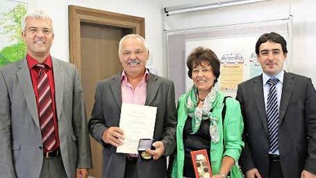 Bei der Ehrung im Rathaus (von links): Bürgermeister Timo Ehrhardt, Hermann Henninger, Liane Henninger und Thomas Schuhmacher vom Deutschen Wetterdienst   Fotos: Veronika Schadeck