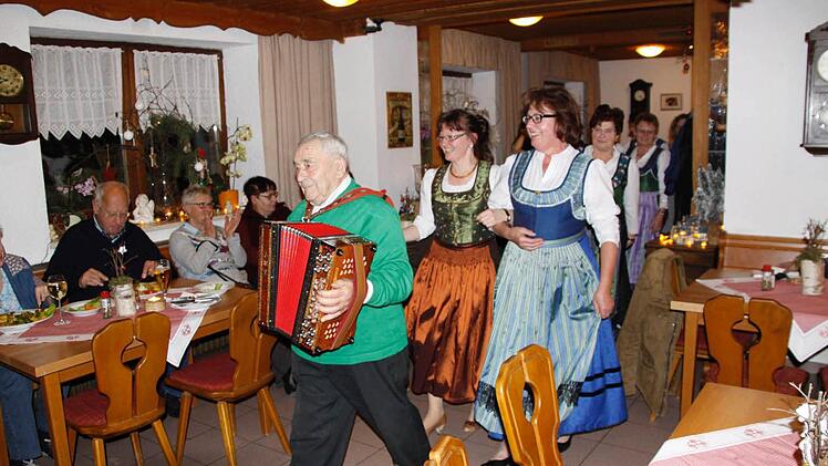 Die Modenschau quer durch alle Gasträume wurde angeführt vom Senior-Wirt "Sepp" Merz mit seiner "Quetsche". Fotos: Reinhard Löwisch