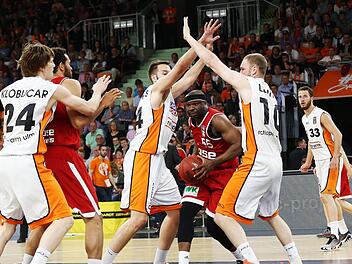Dawan Robinson (mit Ball) zog immer wieder zum Korb und ließ sich auch von den Ulmer Riesen Ian Vougioukas (l.) und Maarten Leunen nicht beeindrucken. Foto: Daniel Löb