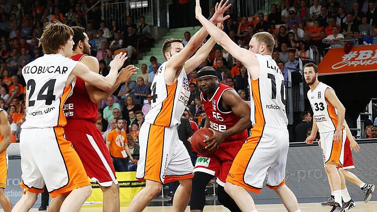 Dawan Robinson (mit Ball) zog immer wieder zum Korb und ließ sich auch von den Ulmer Riesen Ian Vougioukas (l.) und Maarten Leunen nicht beeindrucken. Foto: Daniel Löb