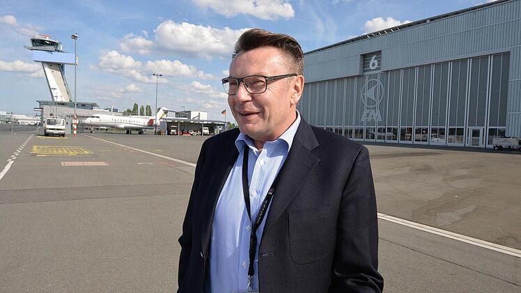Der FAI-Aufsichtsratsvorsitzende steht in Nürnberg auf dem Freigelände seiner Gesellschaft (hinten der FAI-Hangar 6) in Sichtweite des Towers. Das Areal ist vom restlichen Flughafengelände abgetrennt (eigene Sicherheitszone). Foto: Ronald Rinklef