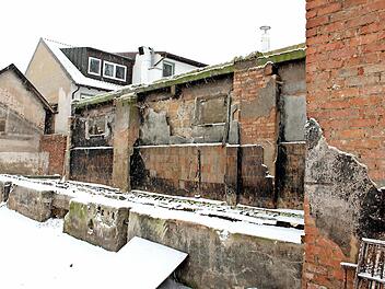 An dieser Seite des Hofes soll eine Maschinenhalle wiederaufgebaut werden. Foto: Popp