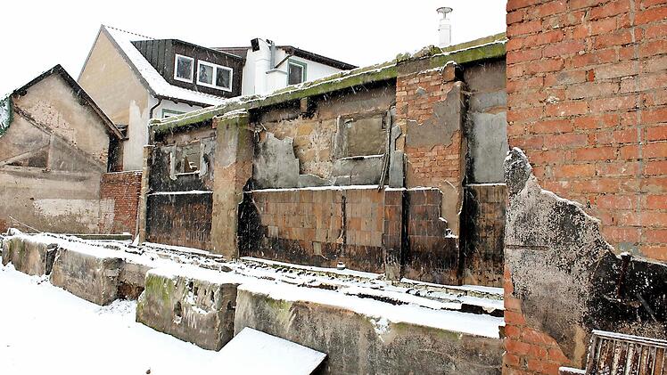 An dieser Seite des Hofes soll eine Maschinenhalle wiederaufgebaut werden. Foto: Popp