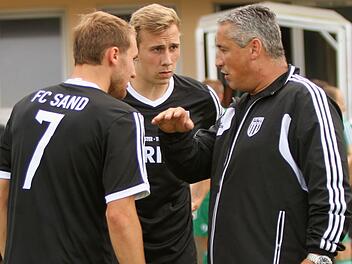 Der Sander Trainer Uwe Ernst (rechts) erklärt seinen Spielern André Karmann und Marc Fischer (von links) seine Vorstellungen.