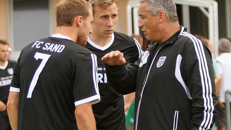Der Sander Trainer Uwe Ernst (rechts) erklärt seinen Spielern André Karmann und Marc Fischer (von links) seine Vorstellungen.