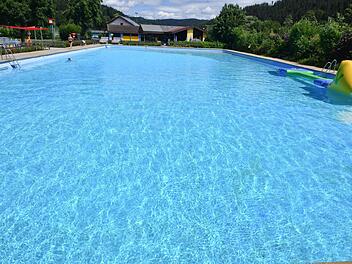 Die Finanzierung öffentlicher Schwimmbäder stellt Kommunen vor große Herausforderungen. Deshalb sollten sie unterstützt werden, sagt Fränkischer Tag-Redakteur Stephan Großmann im Kommentar. Foto: Ronald Rinklef