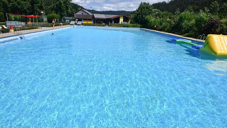 Die Finanzierung öffentlicher Schwimmbäder stellt Kommunen vor große Herausforderungen. Deshalb sollten sie unterstützt werden, sagt Fränkischer Tag-Redakteur Stephan Großmann im Kommentar. Foto: Ronald Rinklef