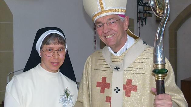 Erzbischof Ludwig Schick dankte Schwester Maria Magdalena f&uuml;r ihr Ordensleben in Treue zu Jesus Christus. Foto: Marion Kr&uuml;ger-Hundrup