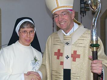 Erzbischof Ludwig Schick dankte Schwester Maria Magdalena für ihr Ordensleben in Treue zu Jesus Christus. Foto: Marion Krüger-Hundrup