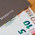 Die Raiffeisenbank Fürstenfeldbruck verlangt für Neukunden seit Oktober Strafzinsen ab dem ersten Euro. Damit will die Bank Anleger schützen.Symbolfoto: Daniel Karmann/dpa