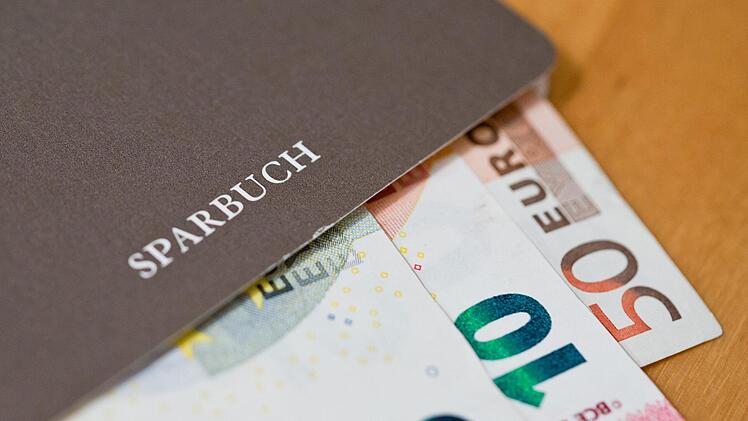 Die Raiffeisenbank Fürstenfeldbruck verlangt für Neukunden seit Oktober Strafzinsen ab dem ersten Euro. Damit will die Bank Anleger schützen.Symbolfoto: Daniel Karmann/dpa