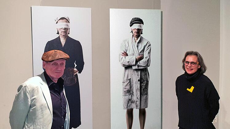 Georg Seifried (links) und Mia Hochrein (rechts und auf einigen  Bildern im Hintergrund) stellen hier zusammen mit Horst Kreutz und Volker  Bauer, die bei der Vernissage nicht anwesend sein konnten, aus. Foto:  Dieter Britz