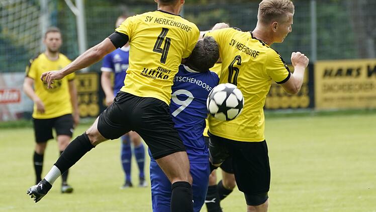 In die Zange genommen! Der Ketschendorfer Spieler hatte in dieser Szene gegen zwei Merkendorfer wenig Entfaltungsmöglichkeiten.