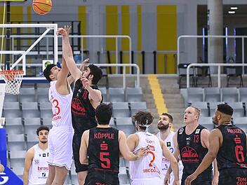 Sowohl für den BBC Coburg (weiße Trikots) als auch für die Gießen 46ers Rackelos (schwarze Trikots) steht heute der erste Jump der Saison an. Besonders interessant werden die Duelle unter den Körben zwischen Leon Bulic (weiß) und Tim Uhlemann (beim Sprungball) sowie Chris Wolf (weiß) und Johannes Lischka (am rechten Bildrand).