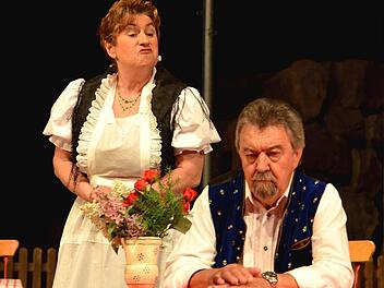 Dicke Luft zwischen dem Bürgermeister (Georg Küfner) und seiner Frau, die von Marion Regnet verköfpert wird. Die erfahrene Schauspielerin aus Bayreuth musste vor drei Wochen für die erkrankte Hauptdarstellerin Sonja Bayer einspringen. Der Regisseur war begeistert. Fotos: Dieter Hübner