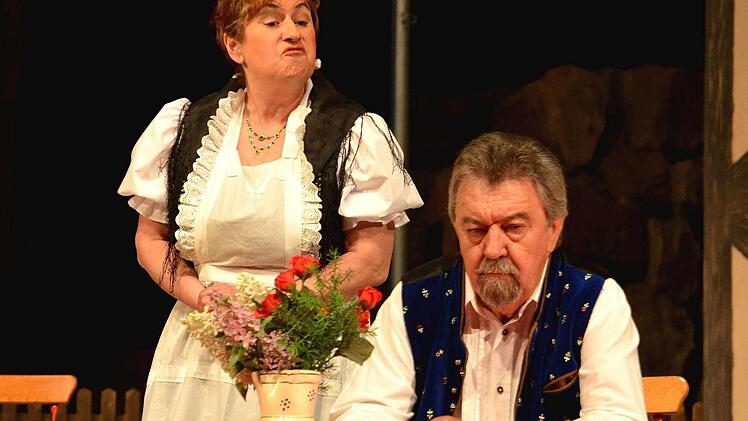Dicke Luft zwischen dem Bürgermeister (Georg Küfner) und seiner Frau, die von Marion Regnet verköfpert wird. Die erfahrene Schauspielerin aus Bayreuth musste vor drei Wochen für die erkrankte Hauptdarstellerin Sonja Bayer einspringen. Der Regisseur war begeistert. Fotos: Dieter Hübner