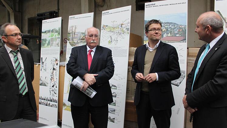 Uwe Motzke, Regierungspräsident Wilhelm Wenning, Professor Mark Michaeli und Bürgermeister Peter Ebertsch (von links) bei der Vorstellung