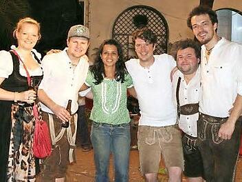 Unvergesslich wird der Band ihr diesjähriger Auftritt in Mumbai bleiben. Unser Bild zeigt (von links) Stefanie Walther, Johannes Bock, Mira Dalvi vom Veranstalterteam, Florian Jöchner, Benjamin Freibott und Gerald Brand.