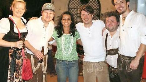 Unvergesslich wird der Band ihr diesjähriger Auftritt in Mumbai bleiben. Unser Bild zeigt (von links) Stefanie Walther, Johannes Bock, Mira Dalvi vom Veranstalterteam, Florian Jöchner, Benjamin Freibott und Gerald Brand.