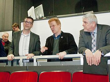 Intendant Bodo Busse (links) und OB Norbert Tessmer lassen sich von Siegfried Dellinger (Mitte), Technischer Direktor des Theaters Augsburg, die Besonderheiten der Brecht-Bühne erklären. Sie dient dem Augsburger Schauspiel als Ausweichspielstätte. Foto: Jochen Berger