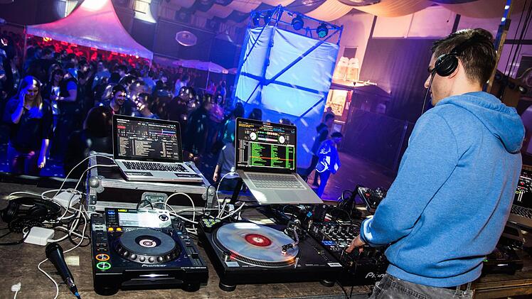 ... als die DJs die Halle mit ihren B&auml;ssen zum Wackeln brachten. Fotos: Alexander Muck