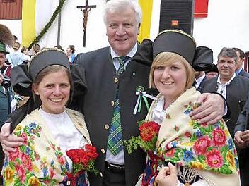 Ministerpräsident Horst Seehofer (Mitte) schloss auch die Trachtler aus dem Frankenwald in sein Herz und lobte ihren Auftritt sowie deren Engagement für die Traditionswahrung. Links Katrin Ender und rechts Alexa Wolf vom Gebirgs- und Volkstrachtenverein "Die Rosenbergler" Kronach. Foto: Karl-Keinz Hofmann