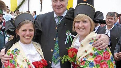 Ministerpräsident Horst Seehofer (Mitte) schloss auch die Trachtler aus dem Frankenwald in sein Herz und lobte ihren Auftritt sowie deren Engagement für die Traditionswahrung. Links Katrin Ender und rechts Alexa Wolf vom Gebirgs- und Volkstrachtenverein "Die Rosenbergler" Kronach. Foto: Karl-Keinz Hofmann