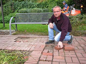 Aufräumen: Gerhard Reh und seine Kollegen mussten die Backsteine für die Fußwege in der Bretschneideranlage erst wieder zusammensuchen, ehe sie wieder neu verlegt werden konnten. Foto: Berthold Köhler