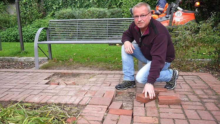 Aufräumen: Gerhard Reh und seine Kollegen mussten die Backsteine für die Fußwege in der Bretschneideranlage erst wieder zusammensuchen, ehe sie wieder neu verlegt werden konnten. Foto: Berthold Köhler