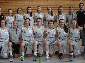 Sommerpause? Noch l&auml;ngst kein Thema. Die U15-Basketballerinnen der DJK Don Bosco Bamberg m&ouml;chten in dieser Saison ihre Titelsammlung weiter wachsen lassen, hinten v.&nbsp;l.: Co-Trainerin Kathrin Gut, Julia Betz, Kim Siebert, Ronja Richter, Magdalena Landwehr, Julia F&ouml;rner, Hanna Bogend&ouml;rfer, Anna-Louisa Riedel, Trainer Kai Tzschentke; vorn v.&nbsp;l.: Laura Ennes, Eva Dorsch, Teresa Schwital, Nina K&uuml;hhorn, Jana Barth, Marie Kapp, Mara Edelmann, Jasmin Schor. Auf dem Bild fehlen Nadja Greubel und Franz...