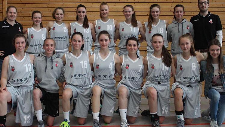 Sommerpause? Noch l&auml;ngst kein Thema. Die U15-Basketballerinnen der DJK Don Bosco Bamberg m&ouml;chten in dieser Saison ihre Titelsammlung weiter wachsen lassen, hinten v.&nbsp;l.: Co-Trainerin Kathrin Gut, Julia Betz, Kim Siebert, Ronja Richter, Magdalena Landwehr, Julia F&ouml;rner, Hanna Bogend&ouml;rfer, Anna-Louisa Riedel, Trainer Kai Tzschentke; vorn v.&nbsp;l.: Laura Ennes, Eva Dorsch, Teresa Schwital, Nina K&uuml;hhorn, Jana Barth, Marie Kapp, Mara Edelmann, Jasmin Schor. Auf dem Bild fehlen Nadja Greubel und Franz...