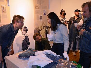 Hier werden Schätze aus dem Levi's-Firmenarchiv begutachtet.  Foto: Andrea Spörlein