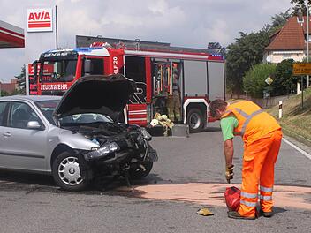 Die Einsatzkräfte der Feuerwehr Zeil entfernten die ausgelaufenen Betriebsmittel, die sich auf der Straße ausgebreitet haben.  Foto: Friederike Stark