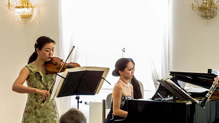Megumi Ikeda (Violine) und Kyoko Frank gastierten im "Haus des Gastes". Foto: Jochen Berger