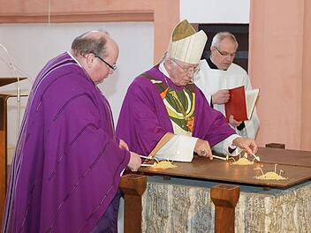 Dekan Gessner (links) und Weihbischof Boom (Würzburg) entzünden Weihrauch  auf dem neuen Altar.Johannes Michel