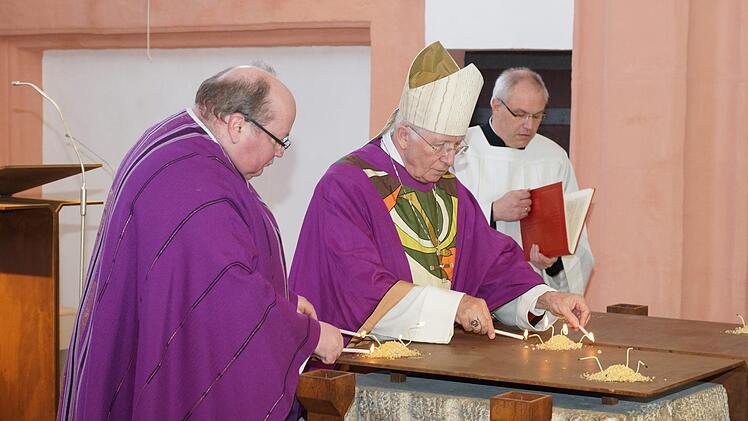 Dekan Gessner (links) und Weihbischof Boom (Würzburg) entzünden Weihrauch  auf dem neuen Altar.Johannes Michel