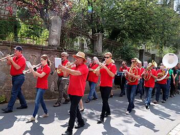 Die Weingartsgreuther Musikanten ziehen durchs Dorf.   Foto: Johanna Blum