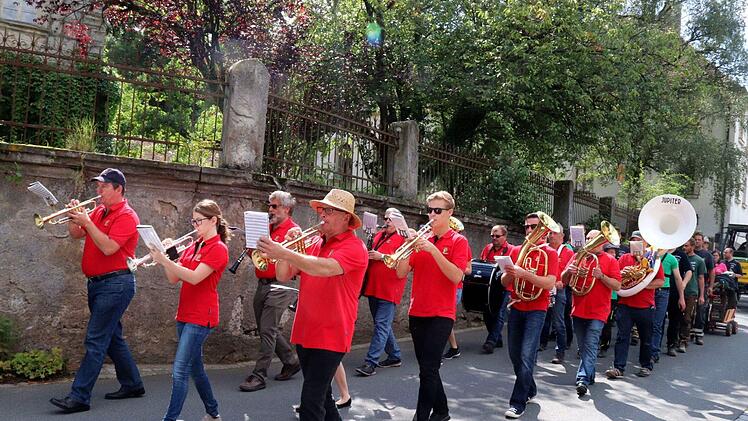 Die Weingartsgreuther Musikanten ziehen durchs Dorf.   Foto: Johanna Blum