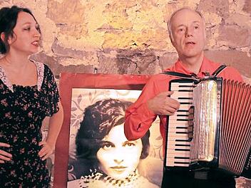 Aline Joers und Franz Tröger porträtierten im Höchstadter Schlossgewölbe die Lyrikerin Mascha Kaléko. Foto: Rudolf Görtler