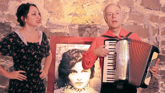 Aline Joers und Franz Tröger porträtierten im Höchstadter Schlossgewölbe die Lyrikerin Mascha Kaléko. Foto: Rudolf Görtler