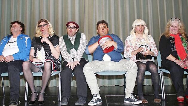 Illustre Kinobesucher: F&uuml;r (von links) Charly R&uuml;ttinger, Peter B&auml;uerlein, Marco R&uuml;ttinger, Johannes "Co" Kremer, Stefan Seufert und Marie Luise Klopf war es ein wahrlich sch&ouml;ner Film. F&uuml;r die Zuschauer auf der anderen Seite erst recht. Fotos: Ralf Naumann